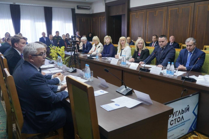 В Гомеле при участии заместителя председателя облисполкома Дмитрия Алейникова прошел круглый стол, посвященный годовщине аварии на Чернобыльской АЭС