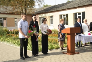 Глава Лоевского района побывал на праздничной линейке в Малиновской базовой школе