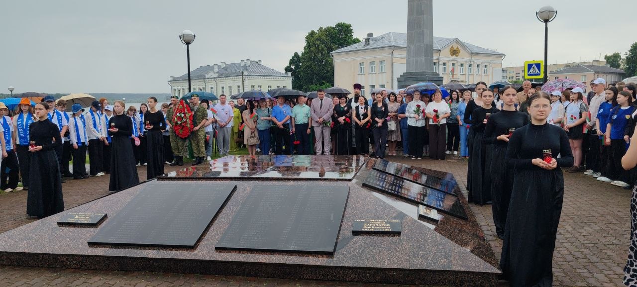 В Лоеве сегодня почтили память павших в годы Великой Отечественной войны. Митинг-реквием «Время памяти и скорби», приуроченный ко Дню всенародной памяти и 85-летию начала Великой Отечественной войны, прошел на братском захоронении в центре города