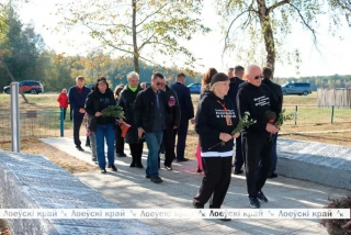 В ДЕРЕВНЕ МИХАЛЕВКА ЛОЕВСКОГО РАЙОНА УСТАНОВИЛИ ПАМЯТНУЮ ТАБЛИЧКУ С QR-КОДОМ