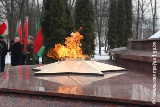 В Гомеле делегации районов области возложили венки и цветы к мемориальному комплексу "Курган Славы"