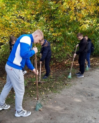 Молодежь помогает пожилым людям