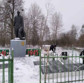 Волонтеры чистят снег на воинских захоронениях