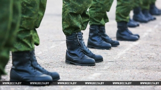 
  Выпускники в Беларуси смогут перераспределиться на
военную службу по контракту  