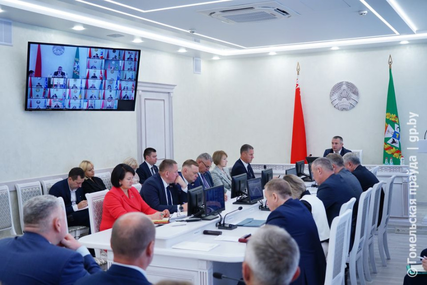 На апаратнай нарадзе ў аблвыканкаме абмеркавалі пытанні добраўпарадкавання, ацанілі гатоўнасць жывёлагадоўчых аб'ектаў да зімы
