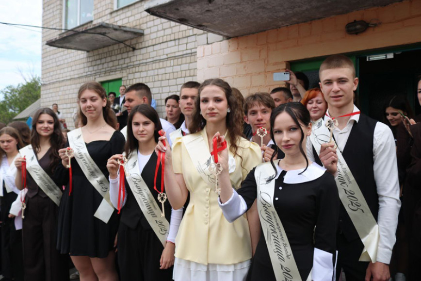 Бывай, школа! Апошні званок празвінеў для выпускнікоў школ Лоеўшчыны Бывай, школа! Апошні званок празвінеў для выпускнікоў школ Лоеўшчыны