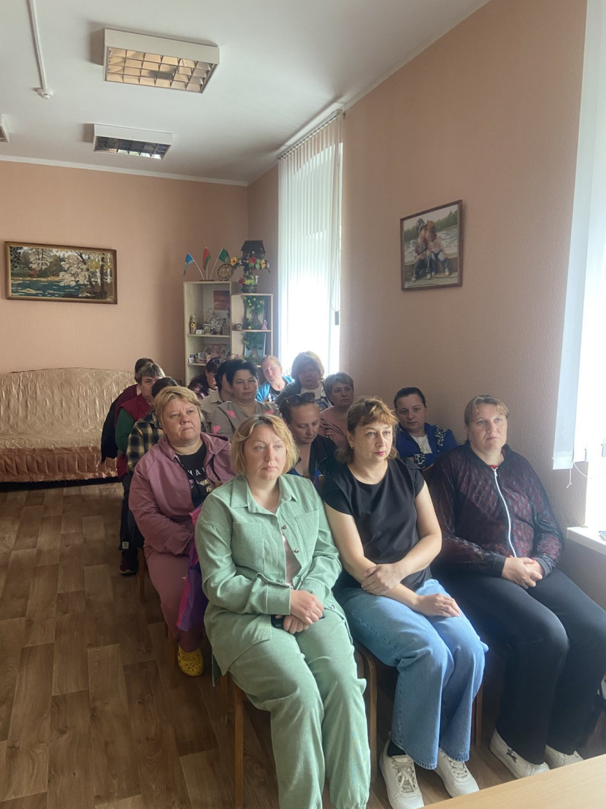 В учреждении «Лоевский территориальный центр социального обслуживания населения» на заседании «Школы социального работника» психолог УЗ «Лоевская центральная районная больница» выступила перед социальными работниками