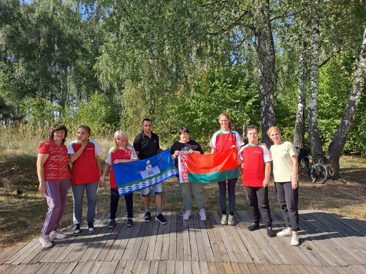 В рамках мероприятий, приуроченных ко Дню народного единства, специалисты учреждения «Лоевский территориальный центр социального обслуживания населения» организовали поход по местам родного края для людей с инвалидностью