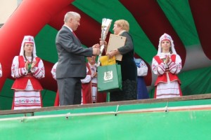 День города - 2016. Во время награждения победителя районного конкурса по созданию текста и музыки гимна Лоевского района (автор текста Долбикова Л.Д.)