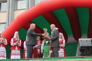 День города - 2016. Во время награждения победителя районного конкурса по созданию текста и музыки гимна Лоевского района (автор музыки Береснев В.А.)